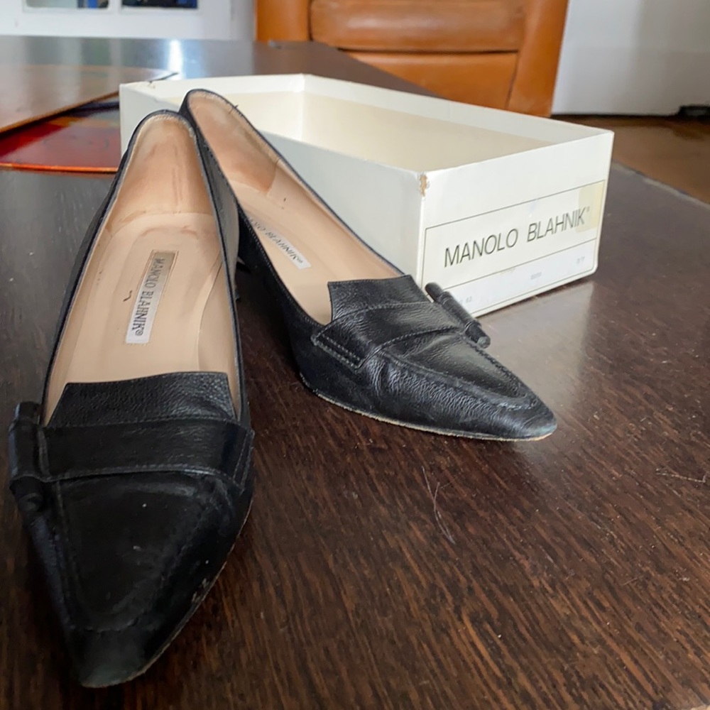 Vintage black Manolo Blahnik pointed toe kitten heels size 37